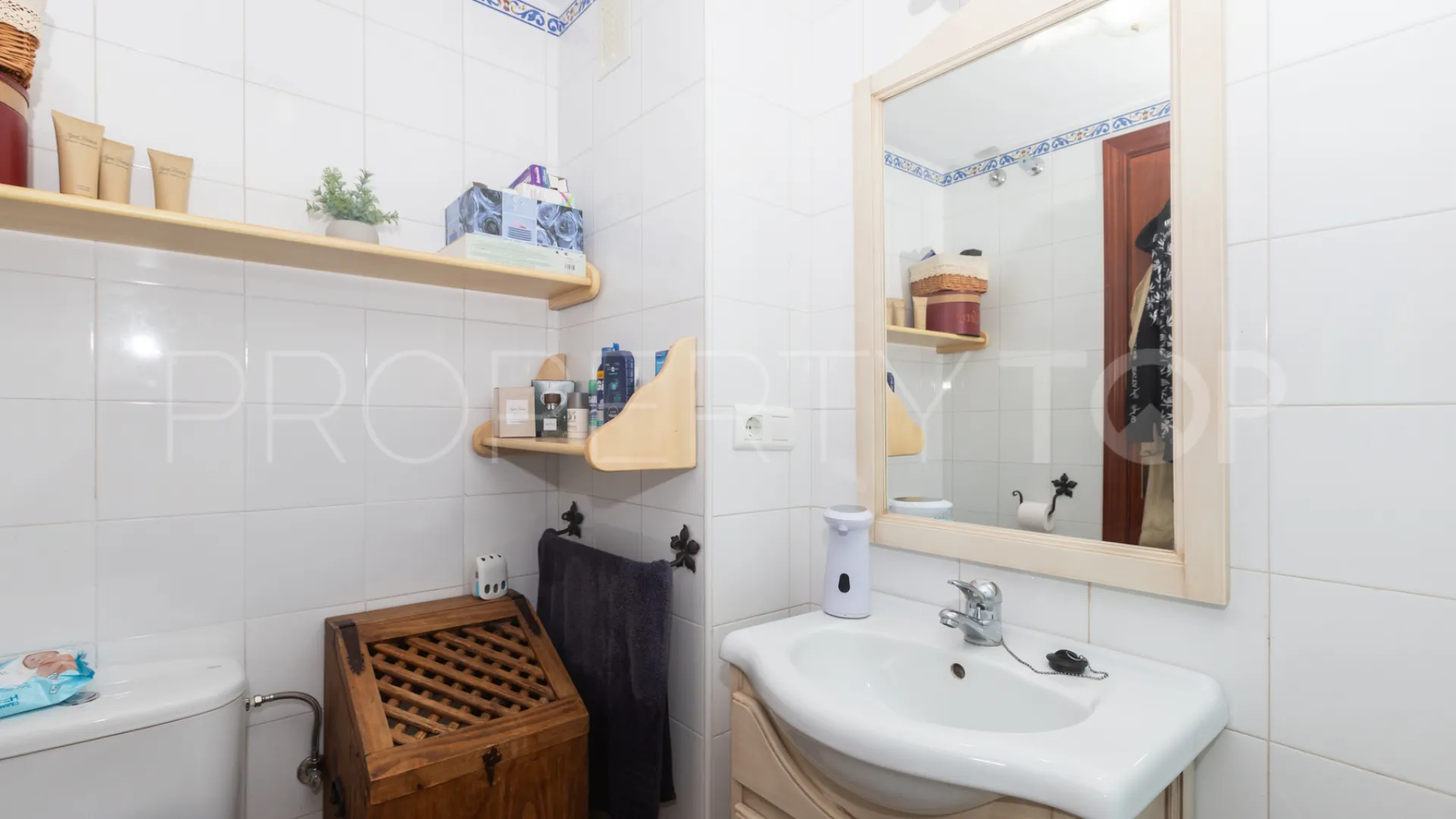Buy ground floor apartment with 3 bedrooms in Estepona Centre