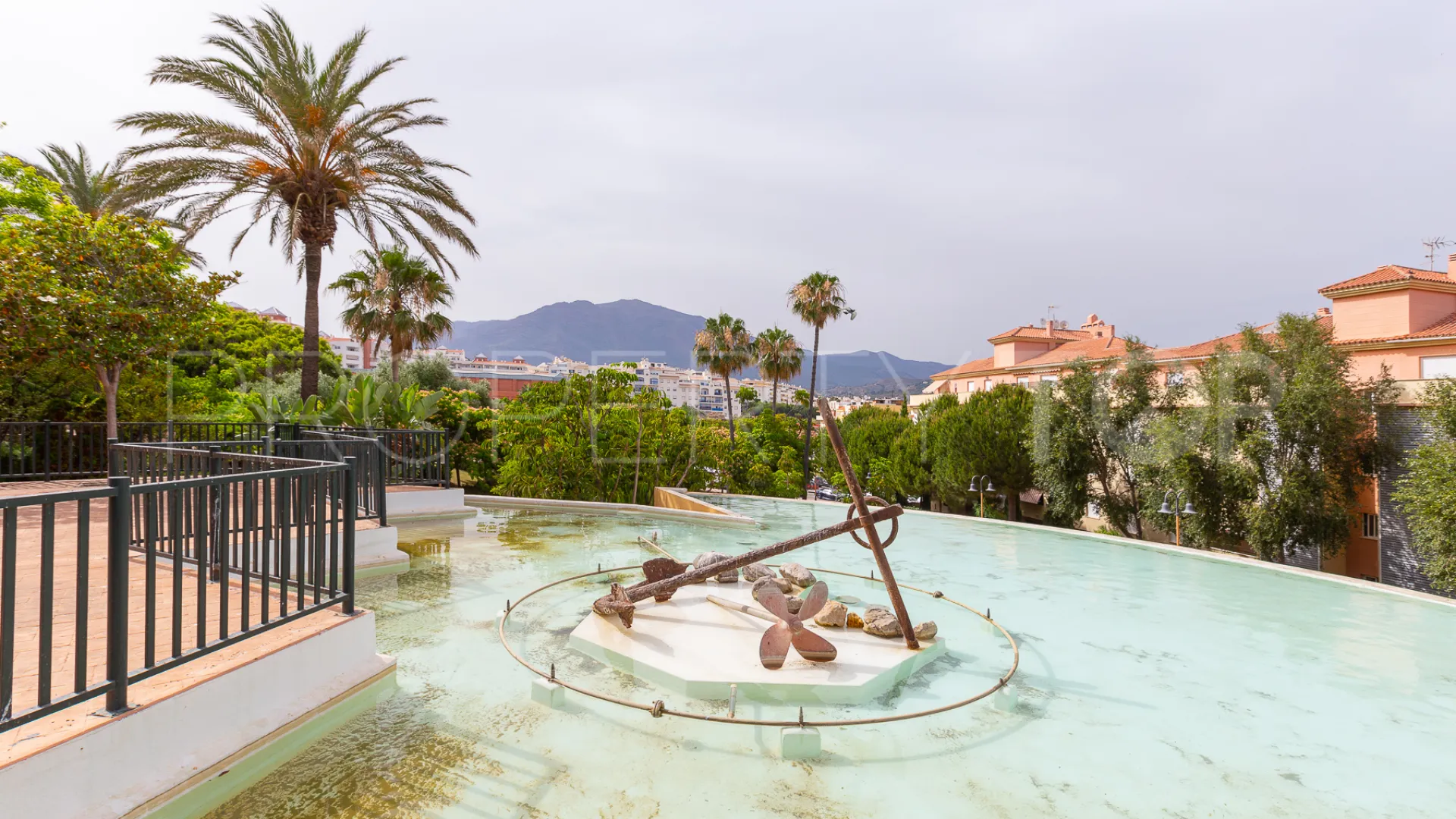 Buy ground floor apartment with 3 bedrooms in Estepona Centre