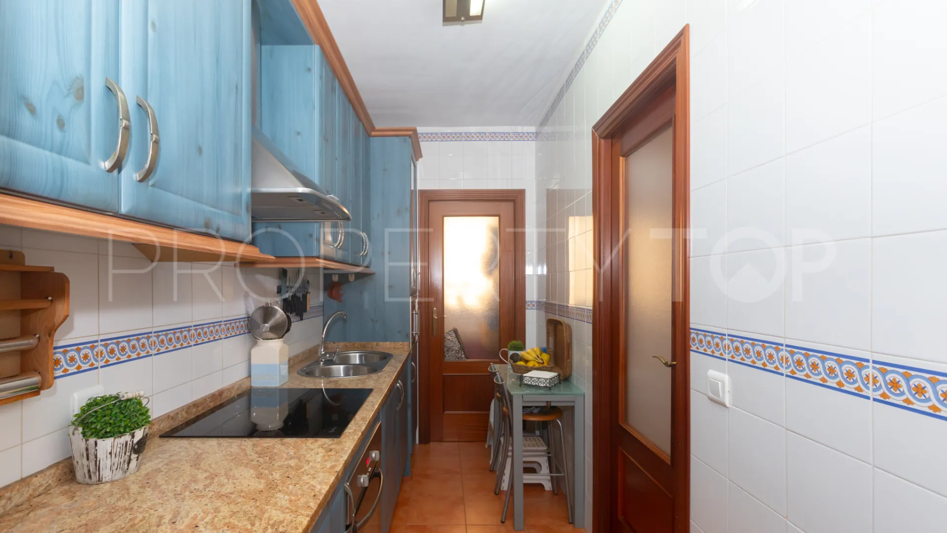 Buy ground floor apartment with 3 bedrooms in Estepona Centre