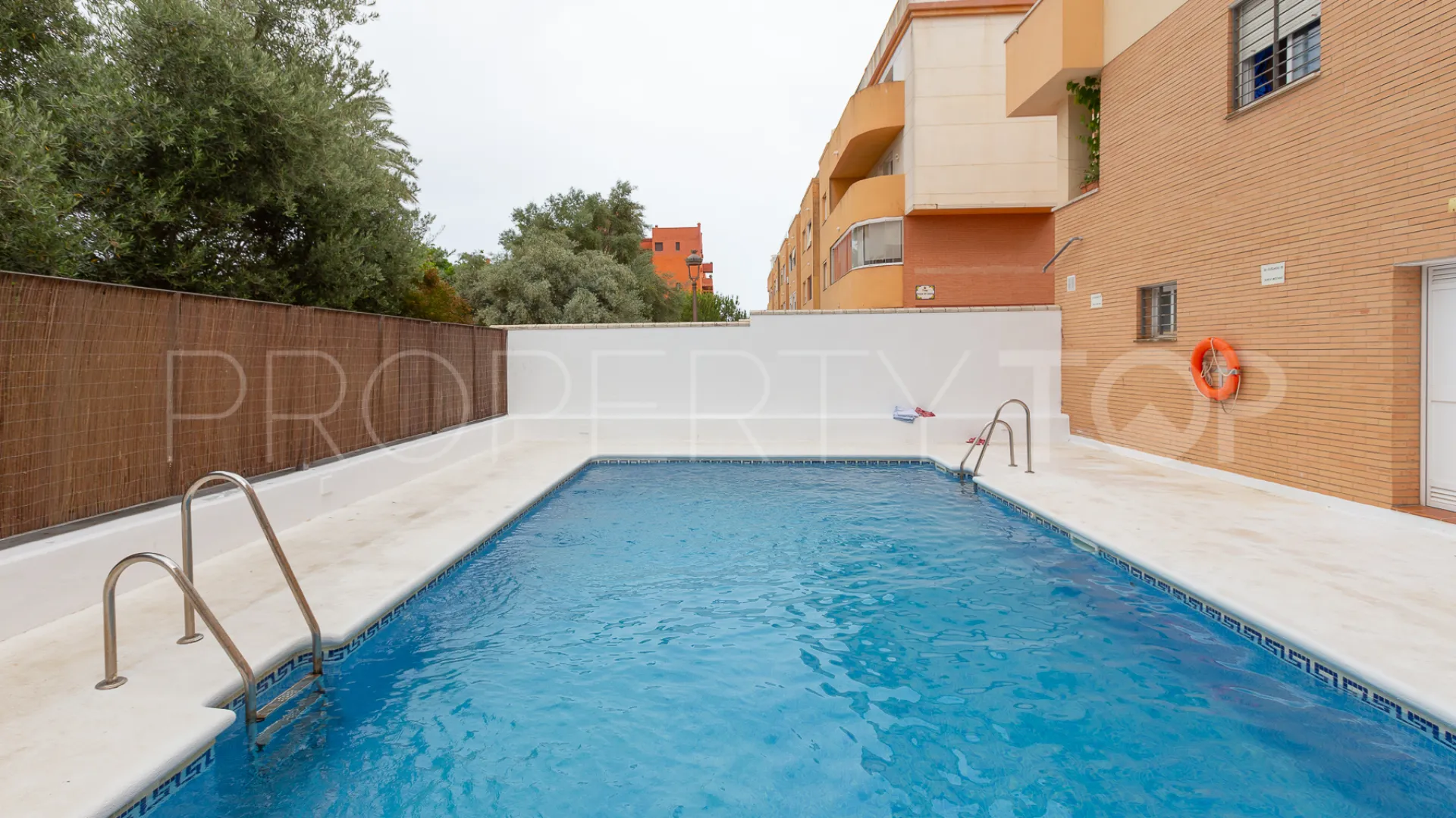 Buy ground floor apartment with 3 bedrooms in Estepona Centre