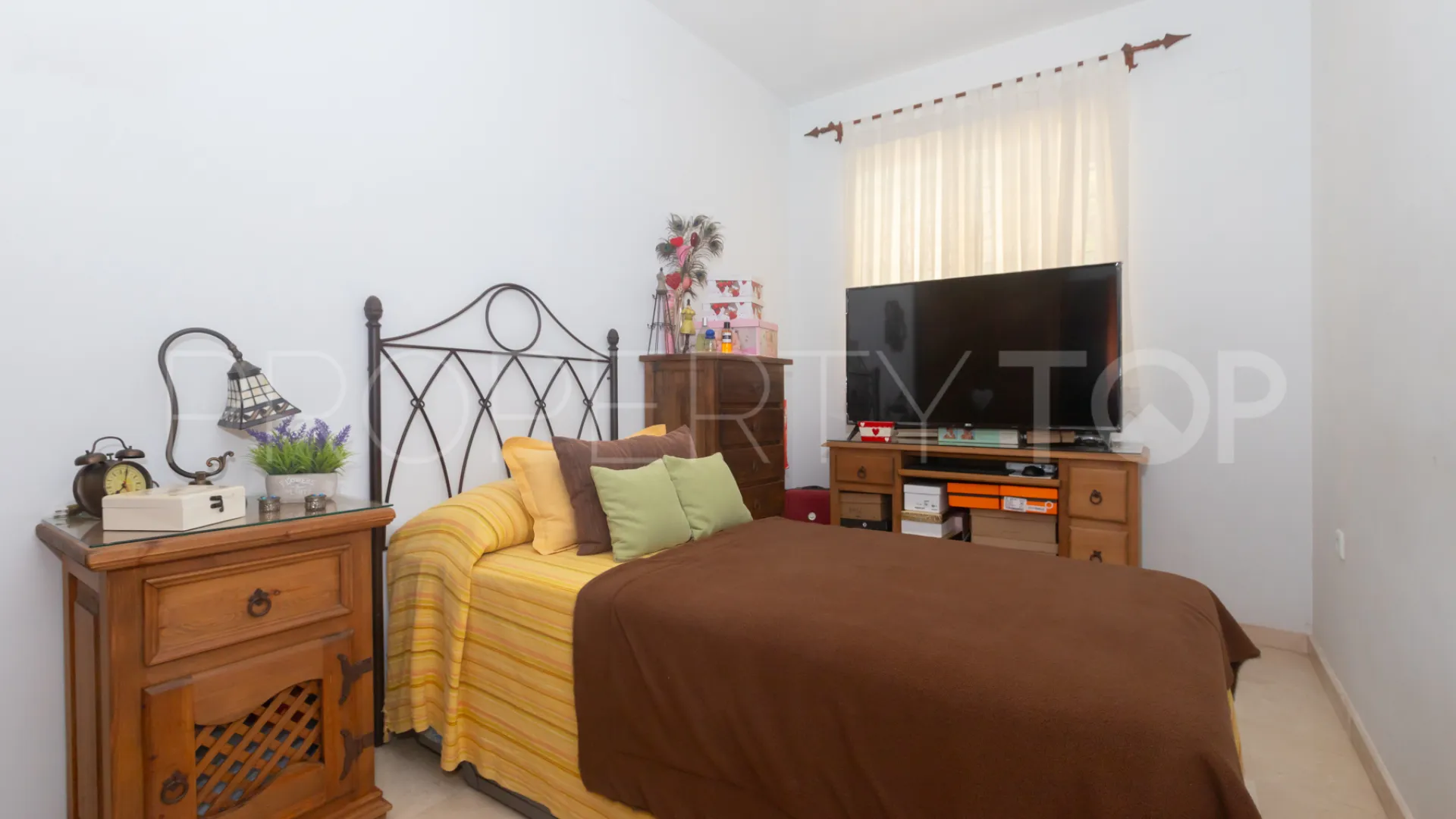 Buy ground floor apartment with 3 bedrooms in Estepona Centre