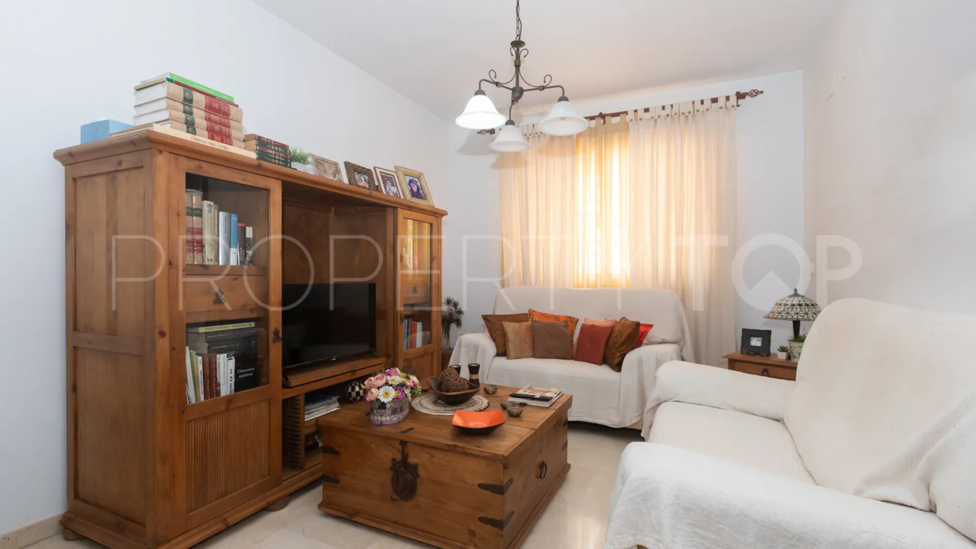 Buy ground floor apartment with 3 bedrooms in Estepona Centre