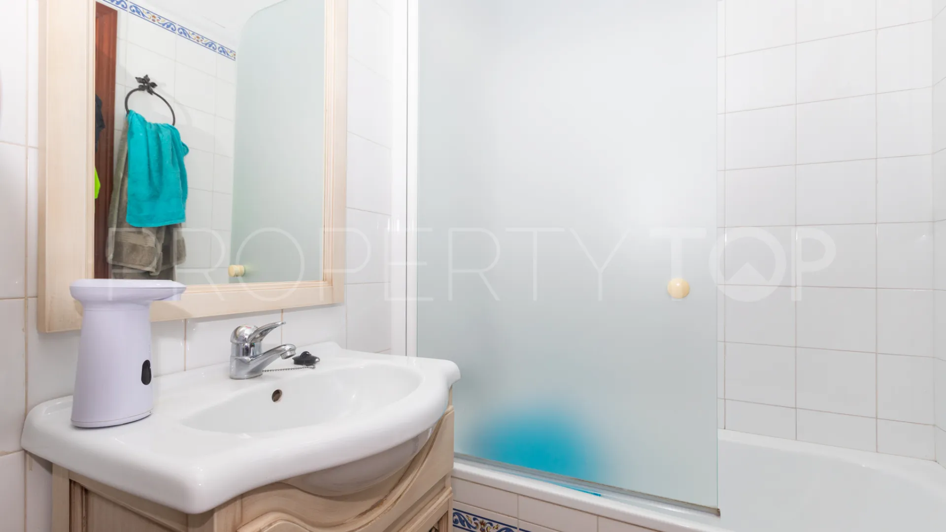 Buy ground floor apartment with 3 bedrooms in Estepona Centre