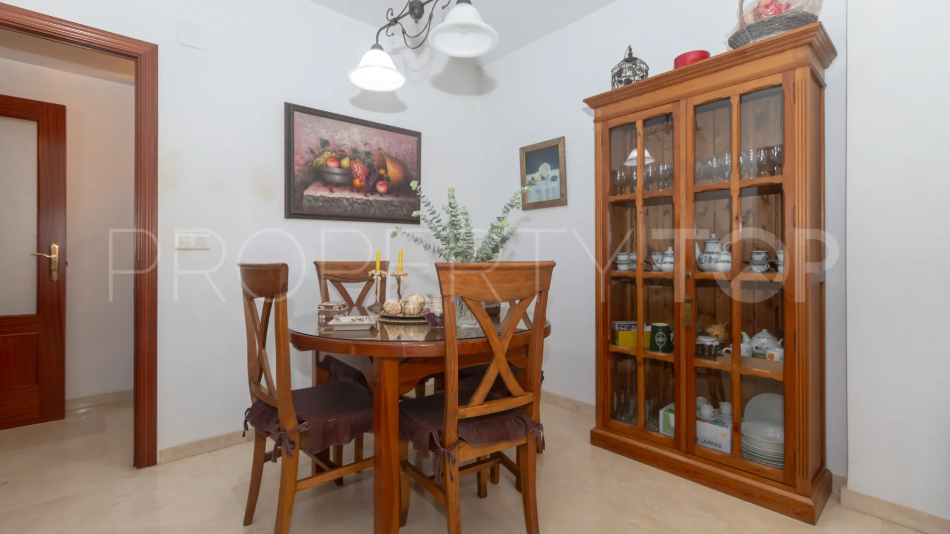 Buy ground floor apartment with 3 bedrooms in Estepona Centre