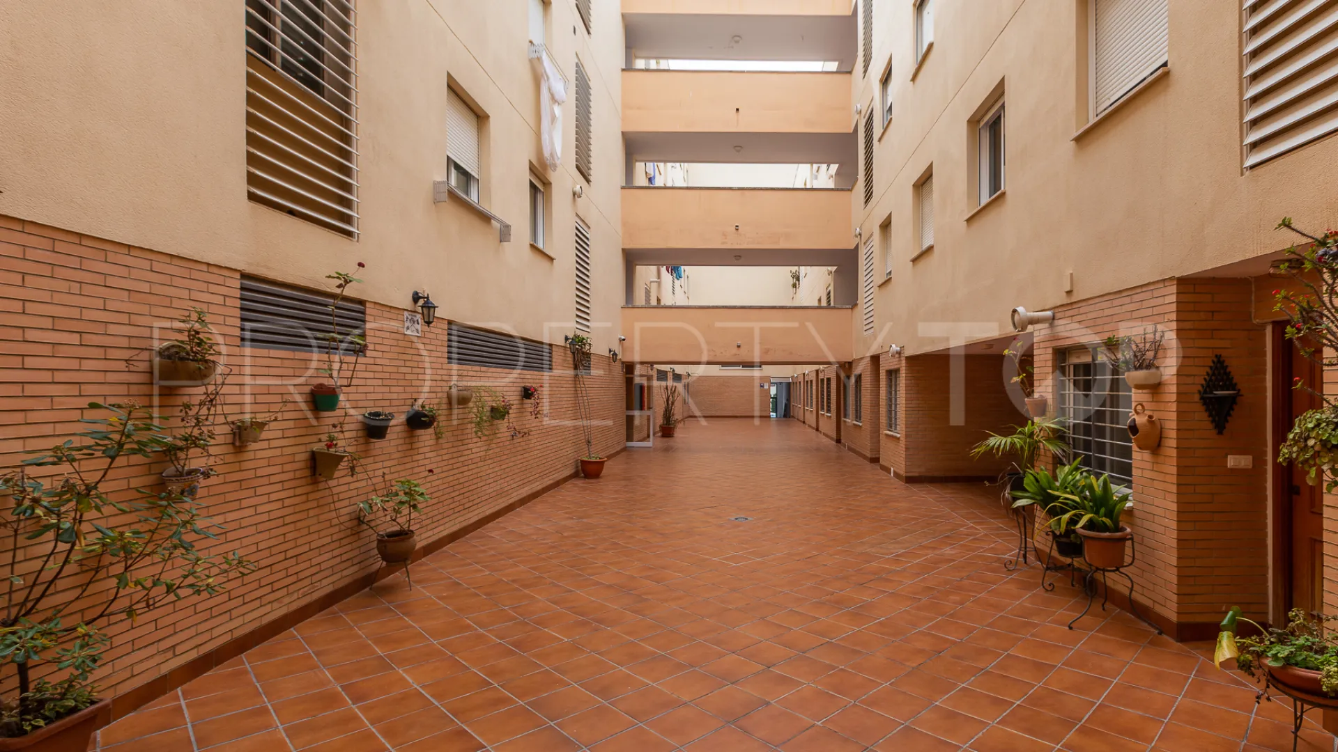 Buy ground floor apartment with 3 bedrooms in Estepona Centre