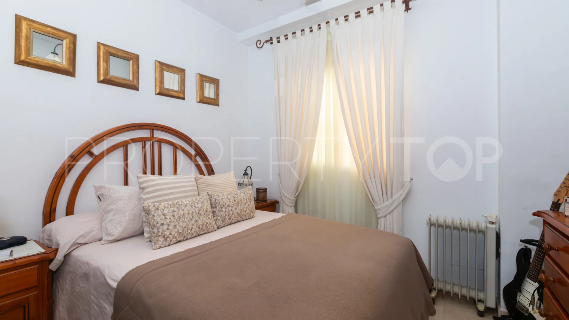 Buy ground floor apartment with 3 bedrooms in Estepona Centre