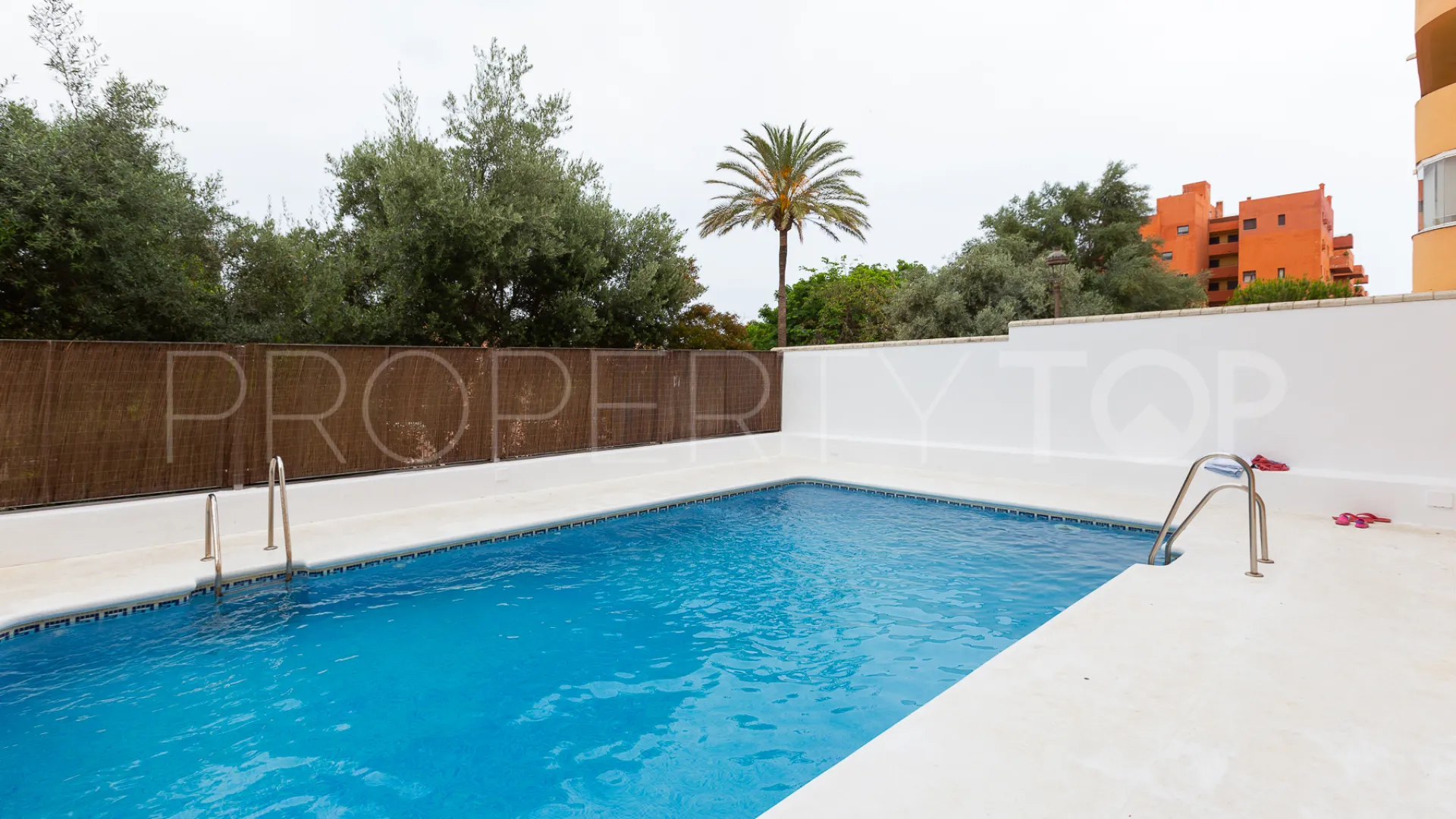 Buy ground floor apartment with 3 bedrooms in Estepona Centre