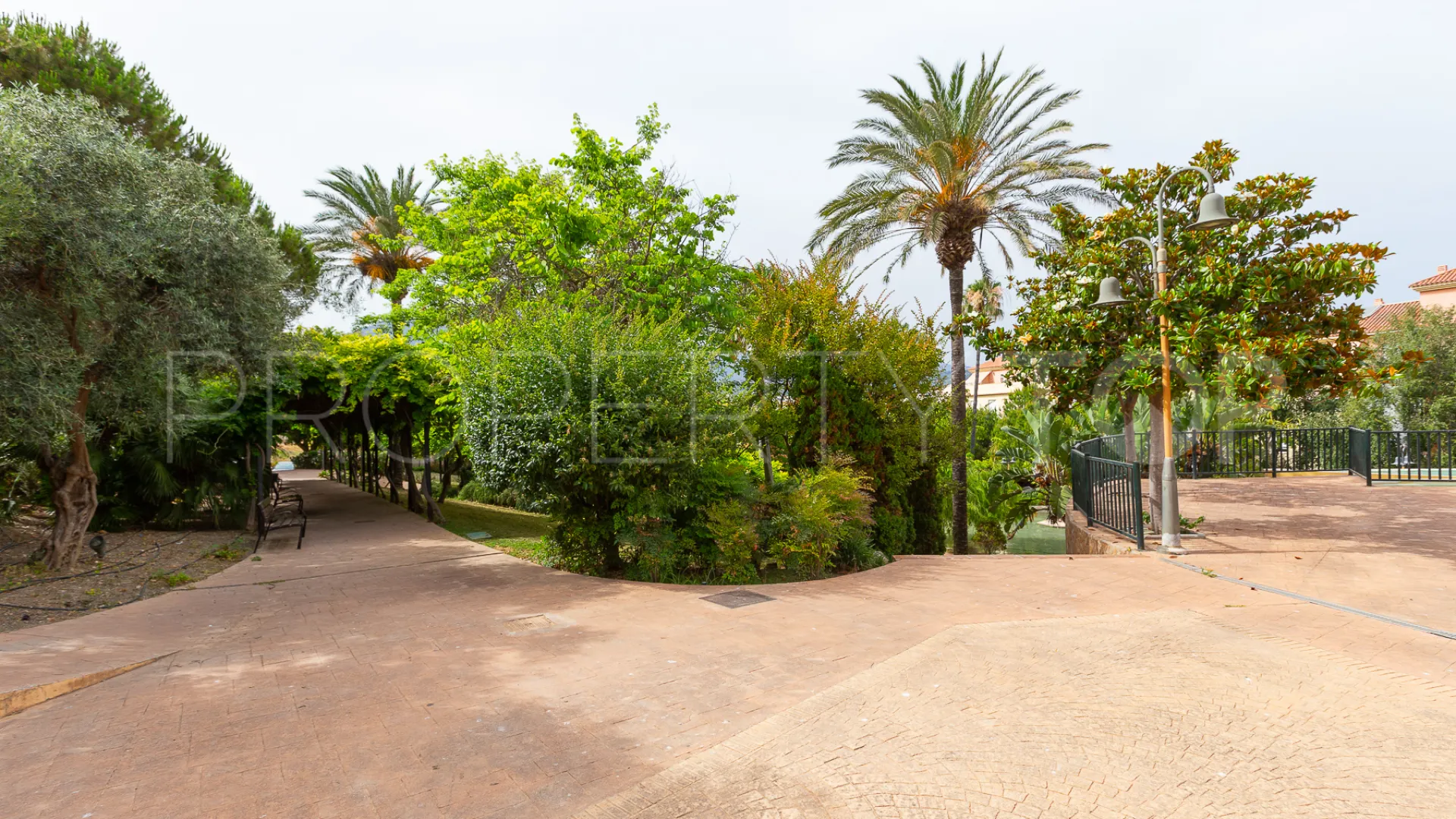 Buy ground floor apartment with 3 bedrooms in Estepona Centre