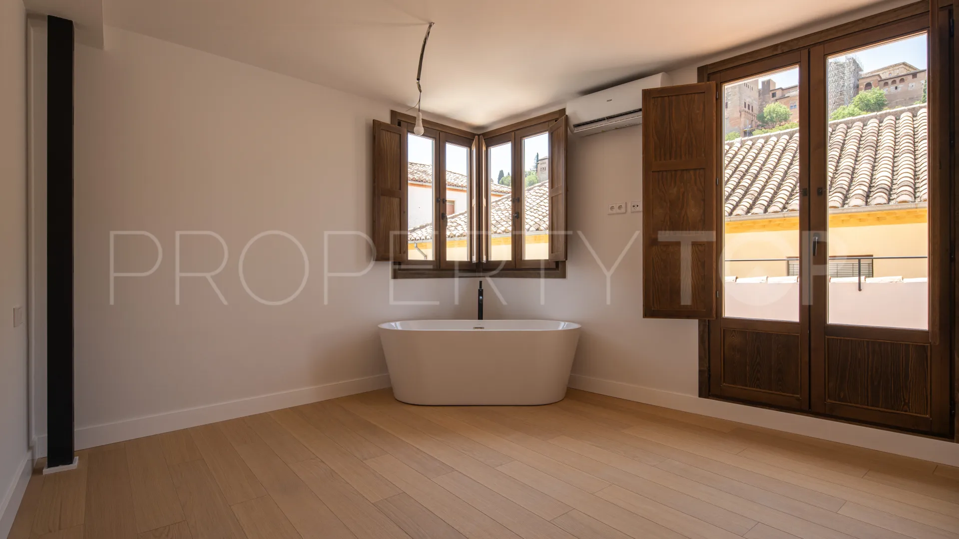 For sale triplex with 3 bedrooms in Albaicín