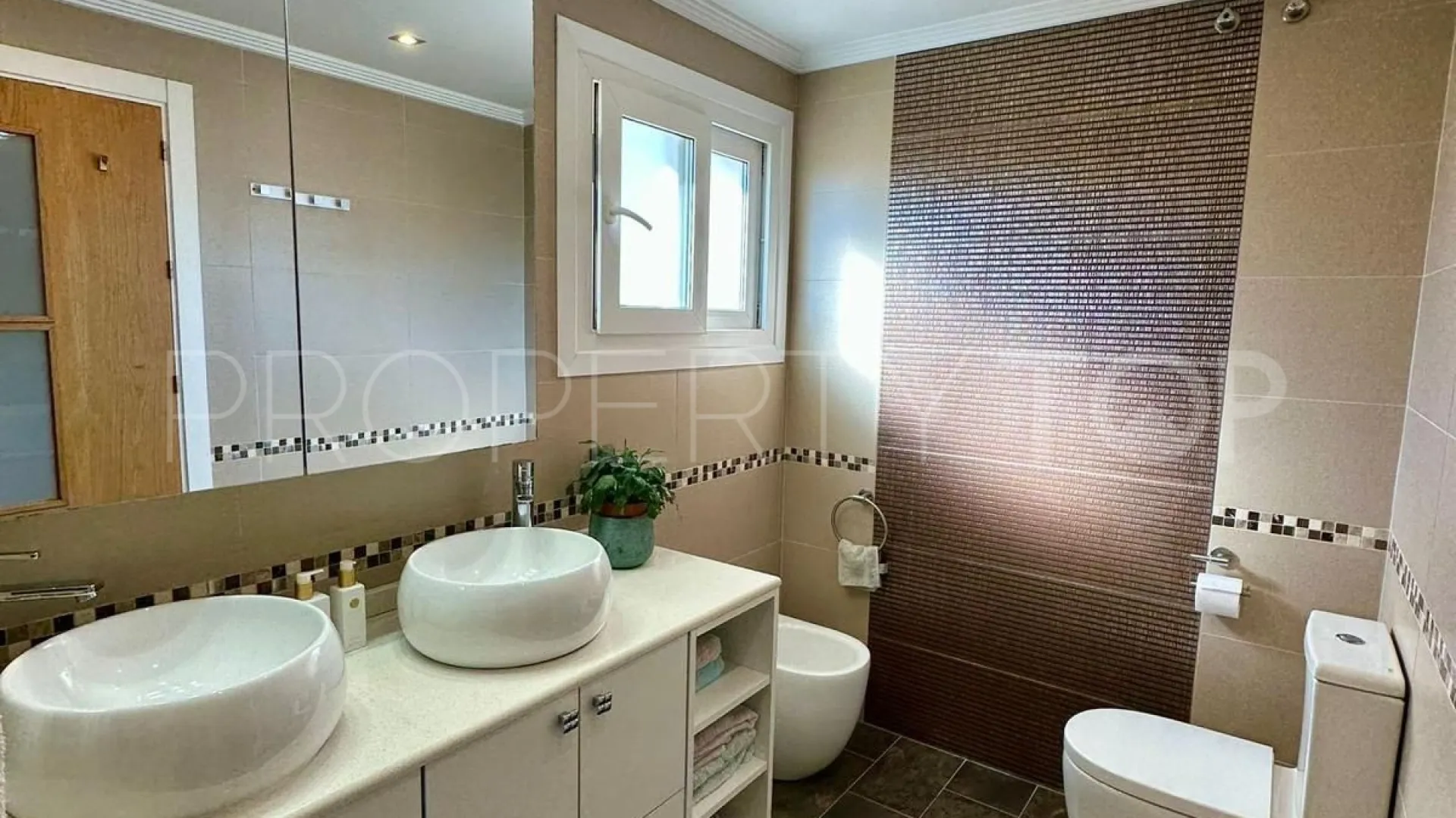 6 bedrooms villa for sale in Estepona