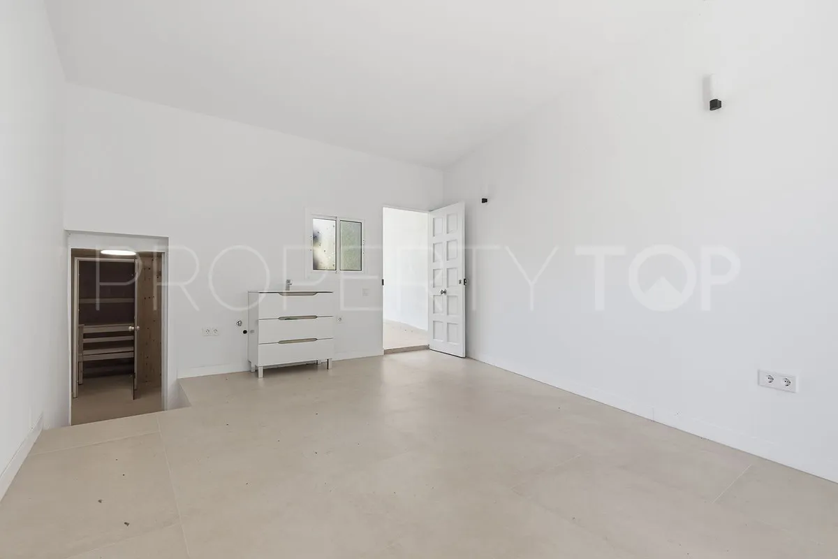 Las Chapas 4 bedrooms villa for sale