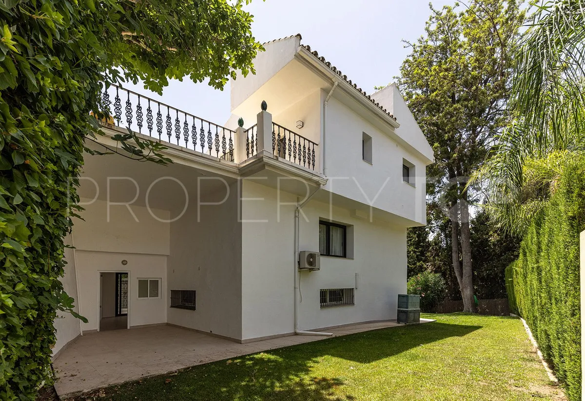 Las Chapas 4 bedrooms villa for sale