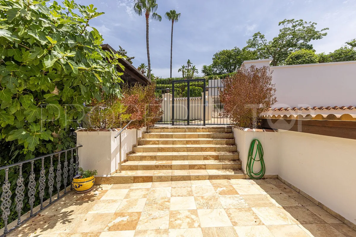 Las Chapas 4 bedrooms villa for sale