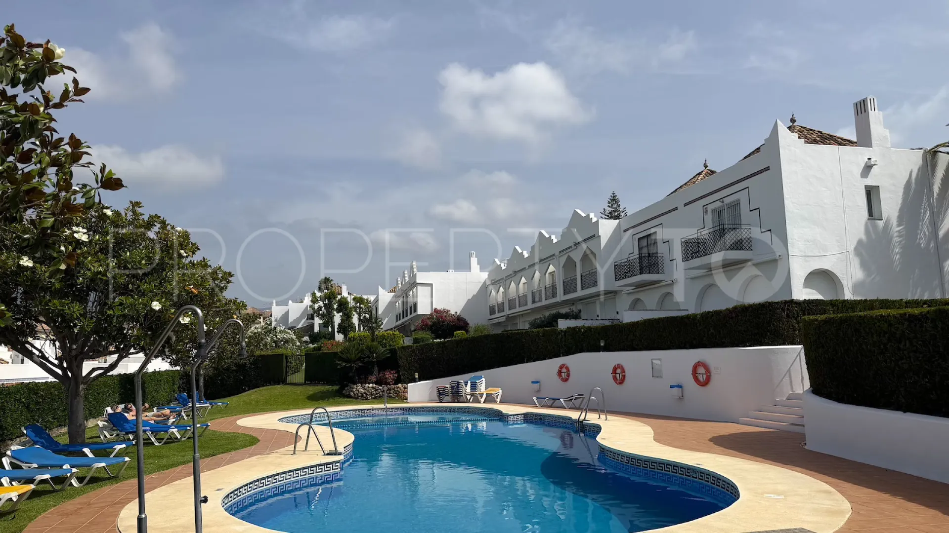 Se vende pareado en Aloha con 4 dormitorios