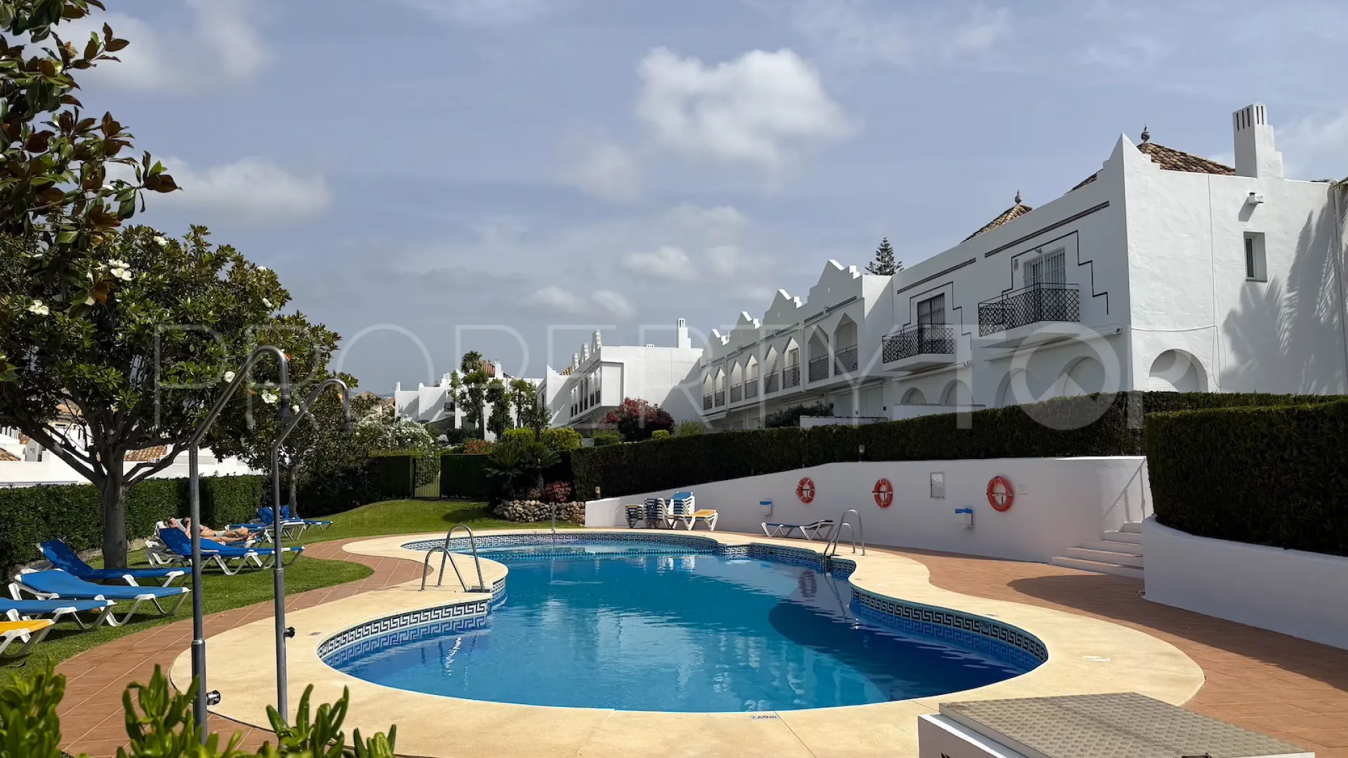 Se vende pareado en Aloha con 4 dormitorios