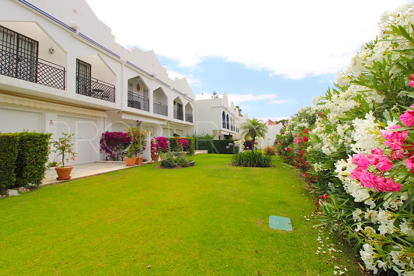 Se vende pareado en Aloha con 4 dormitorios