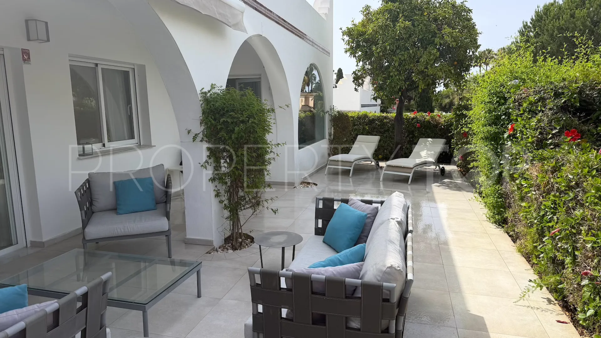 Se vende pareado en Aloha con 4 dormitorios
