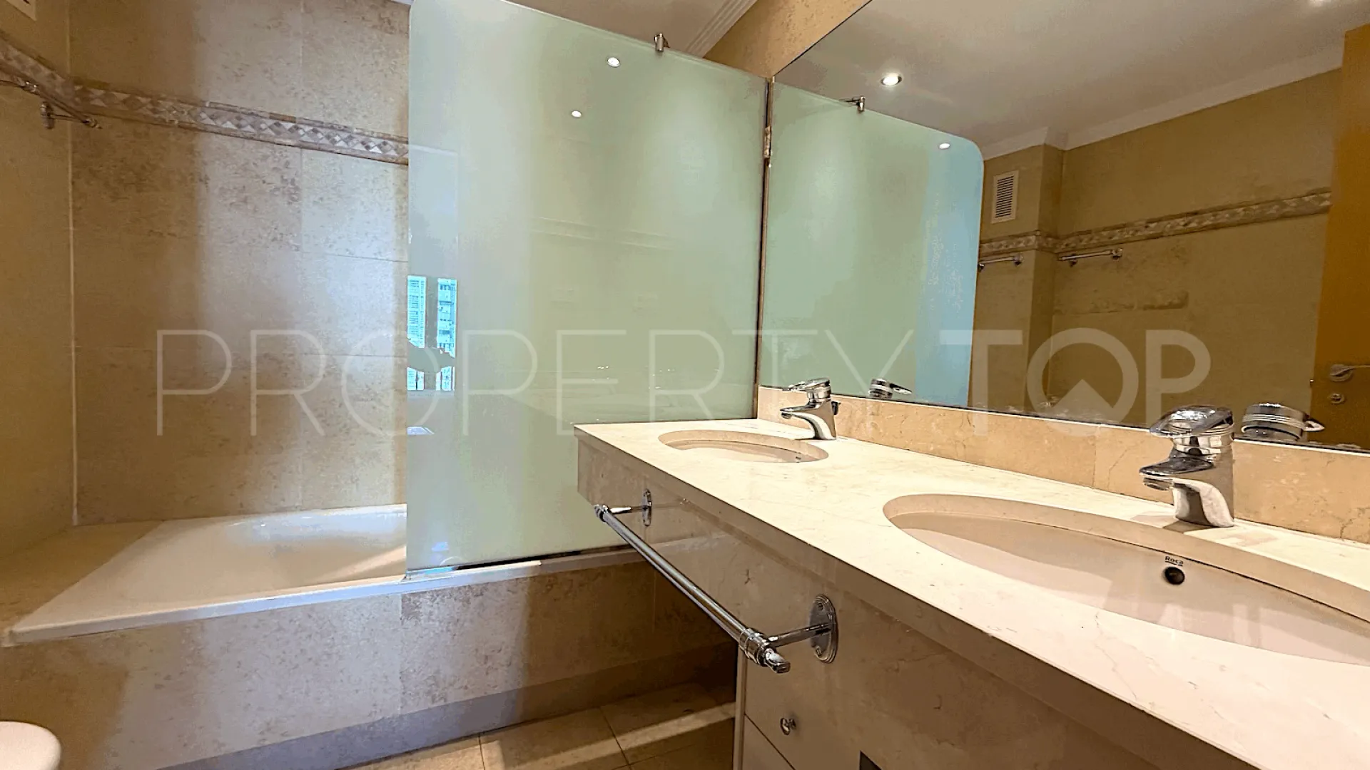 Comprar apartamento en San Pedro de Alcantara de 2 dormitorios
