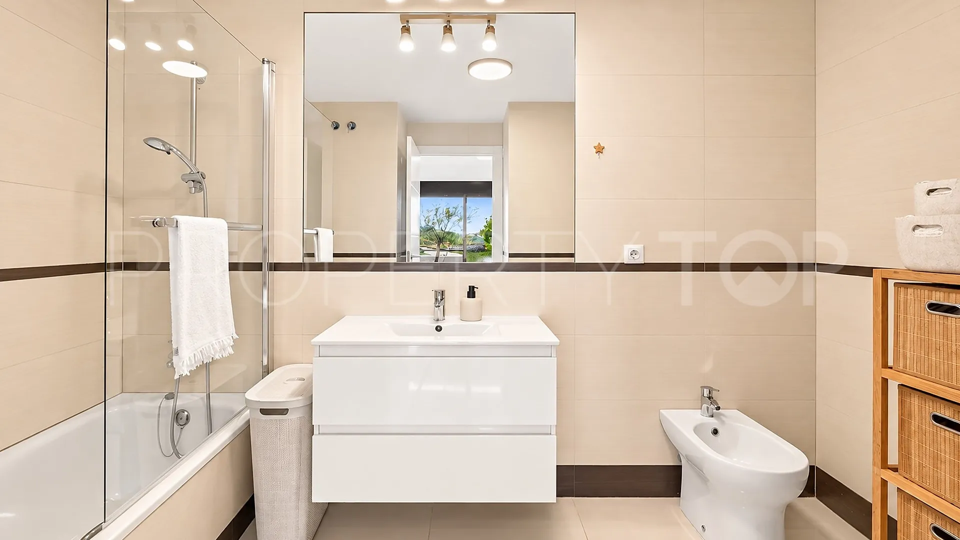 Apartamento en venta de 2 dormitorios en Estepona Golf