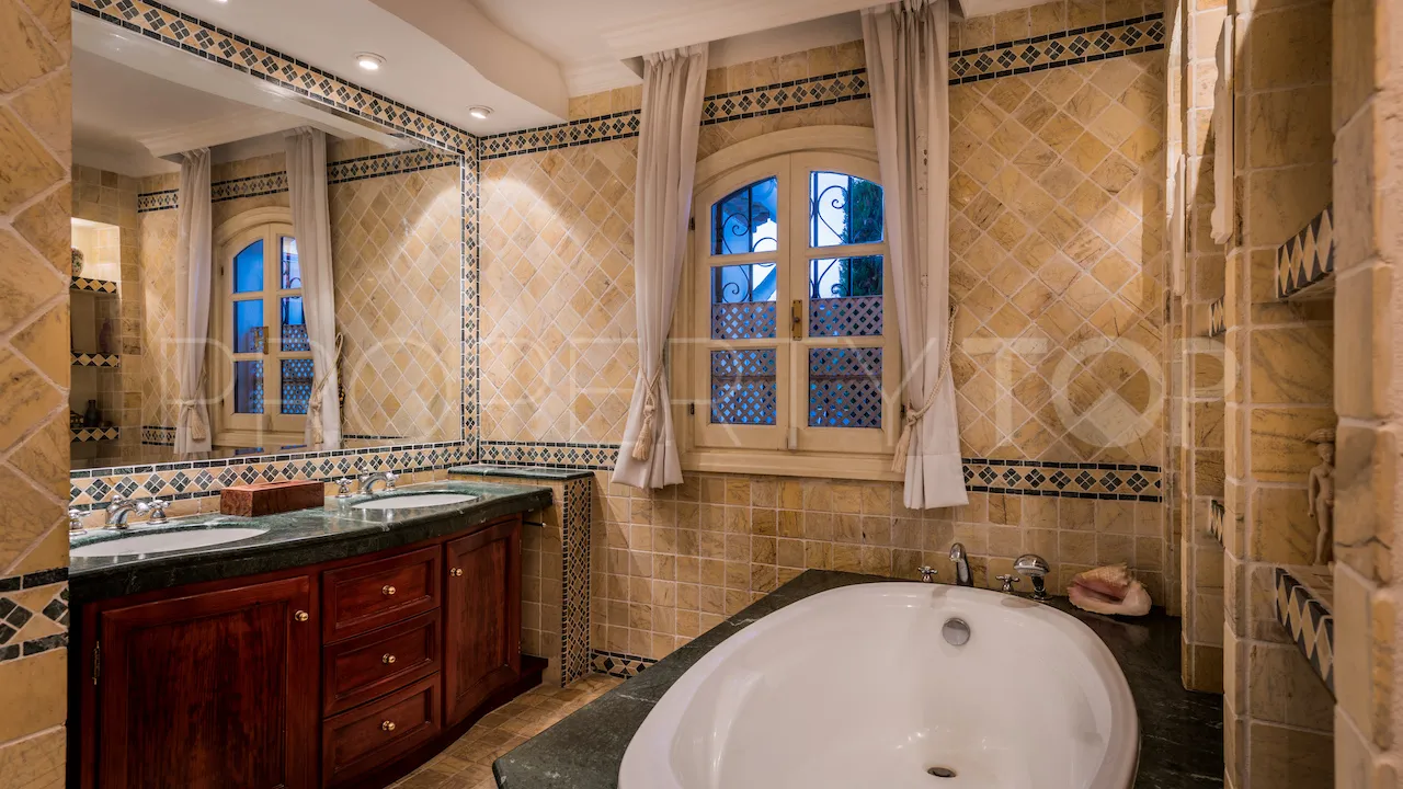 For sale 6 bedrooms villa in Benahavis Centro