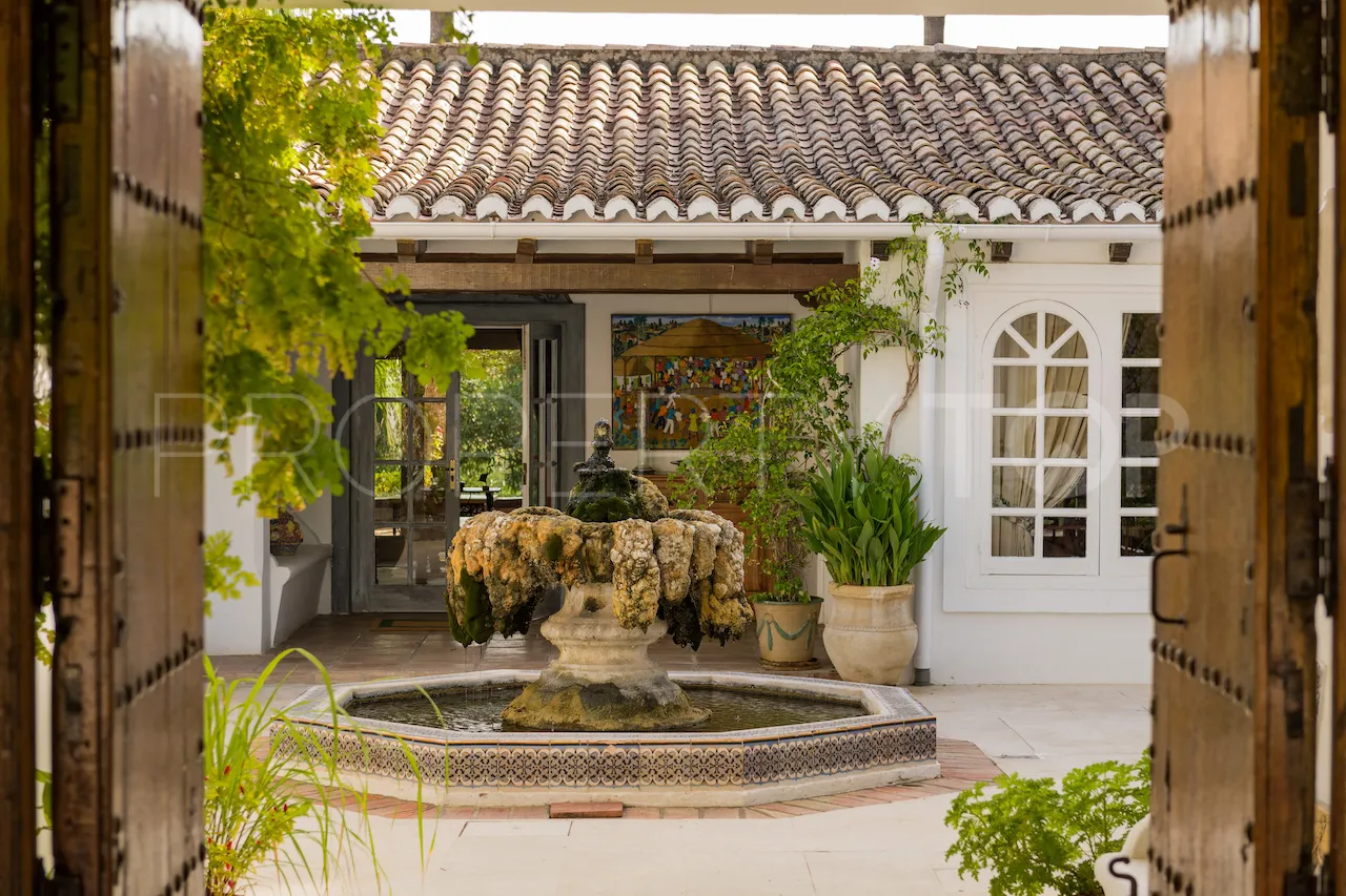 For sale 6 bedrooms villa in Benahavis Centro