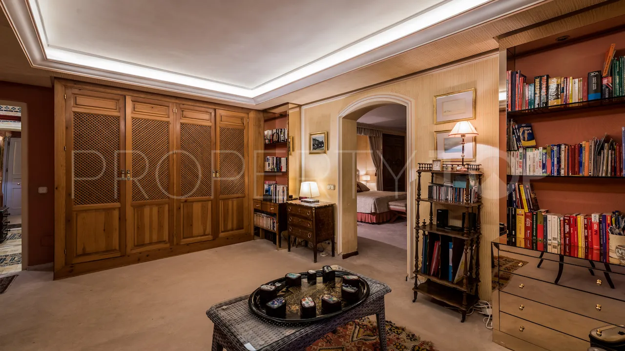 For sale 6 bedrooms villa in Benahavis Centro
