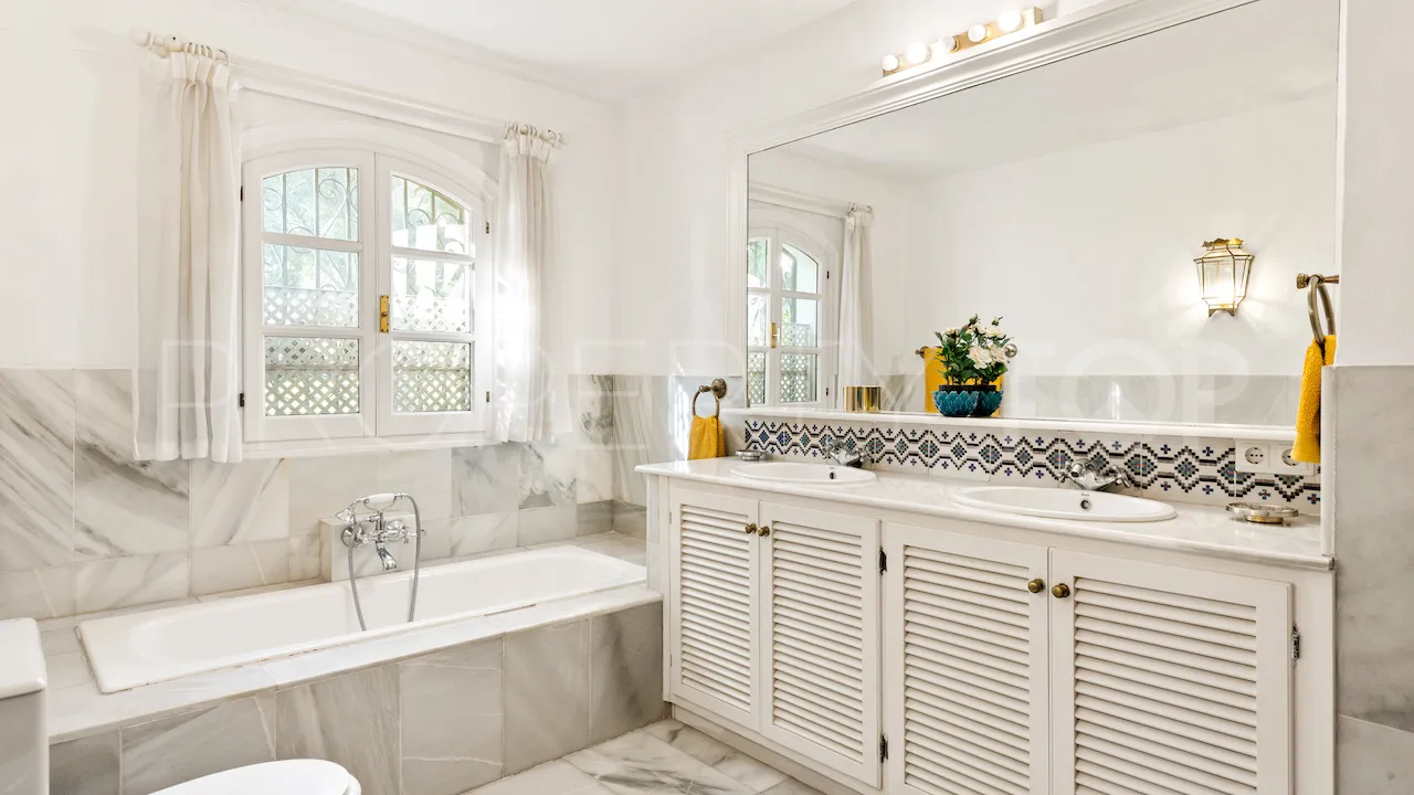 For sale 6 bedrooms villa in Benahavis Centro
