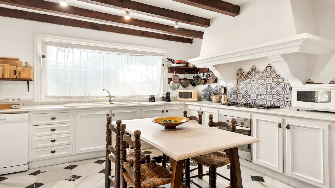 For sale 6 bedrooms villa in Benahavis Centro
