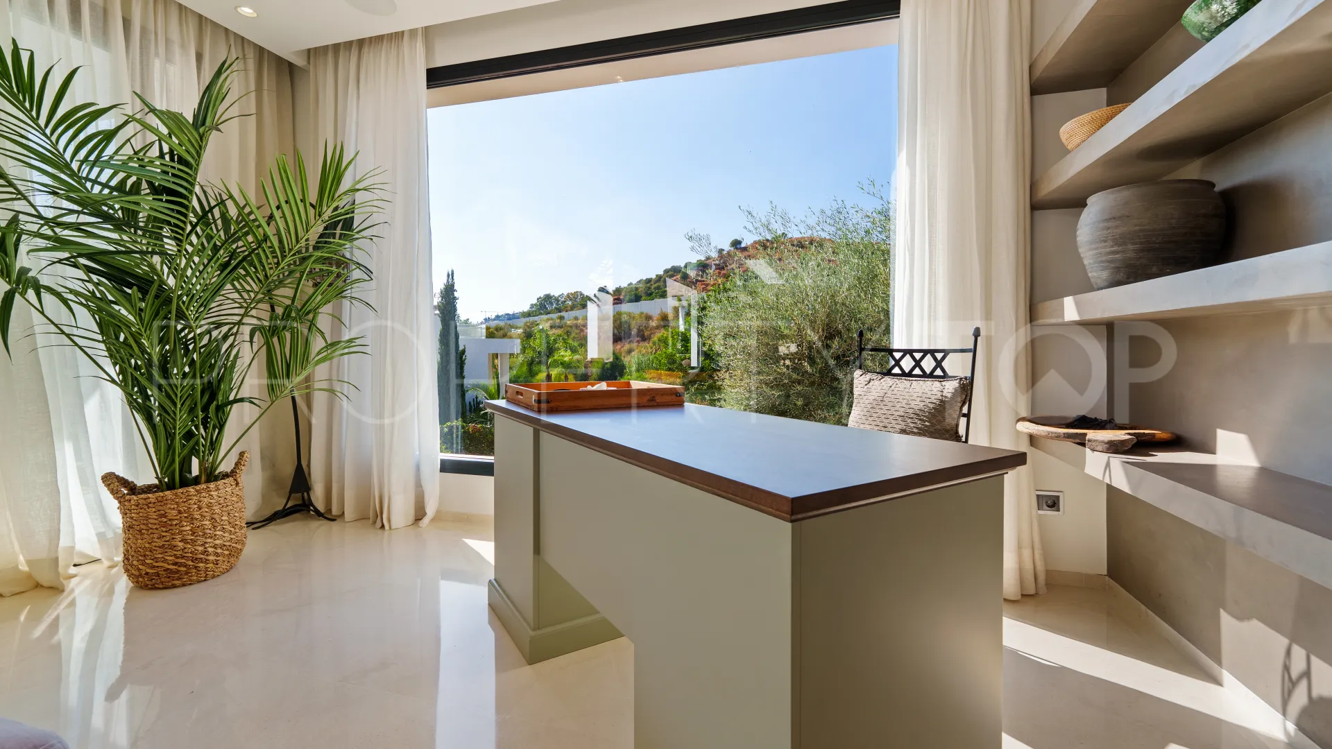 Nueva Andalucia 6 bedrooms villa for sale