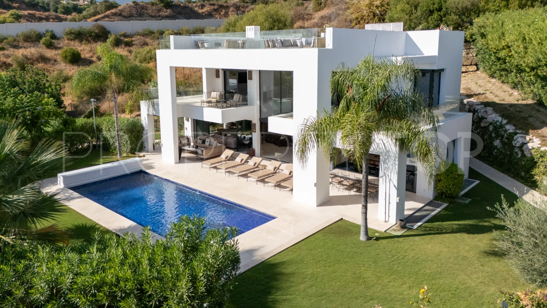 Nueva Andalucia 6 bedrooms villa for sale
