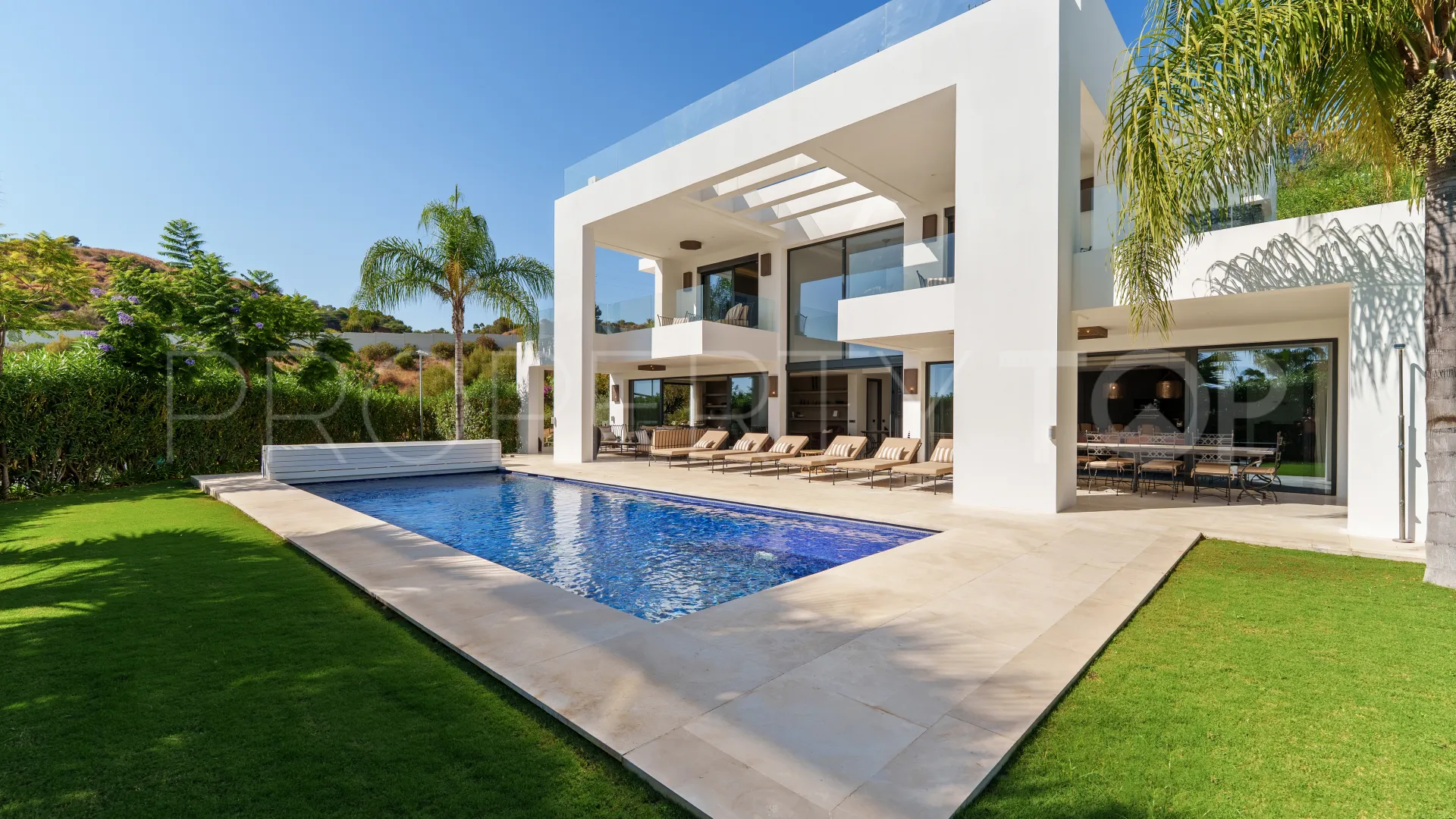 Nueva Andalucia 6 bedrooms villa for sale