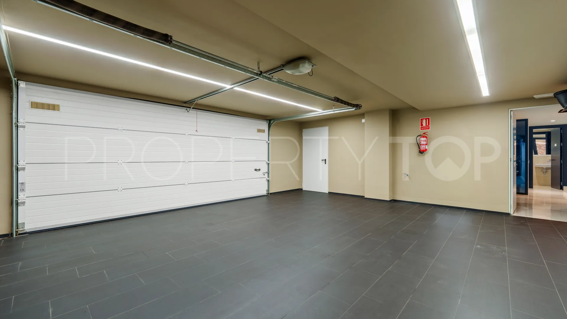 Villa with 6 bedrooms for sale in Nueva Andalucia