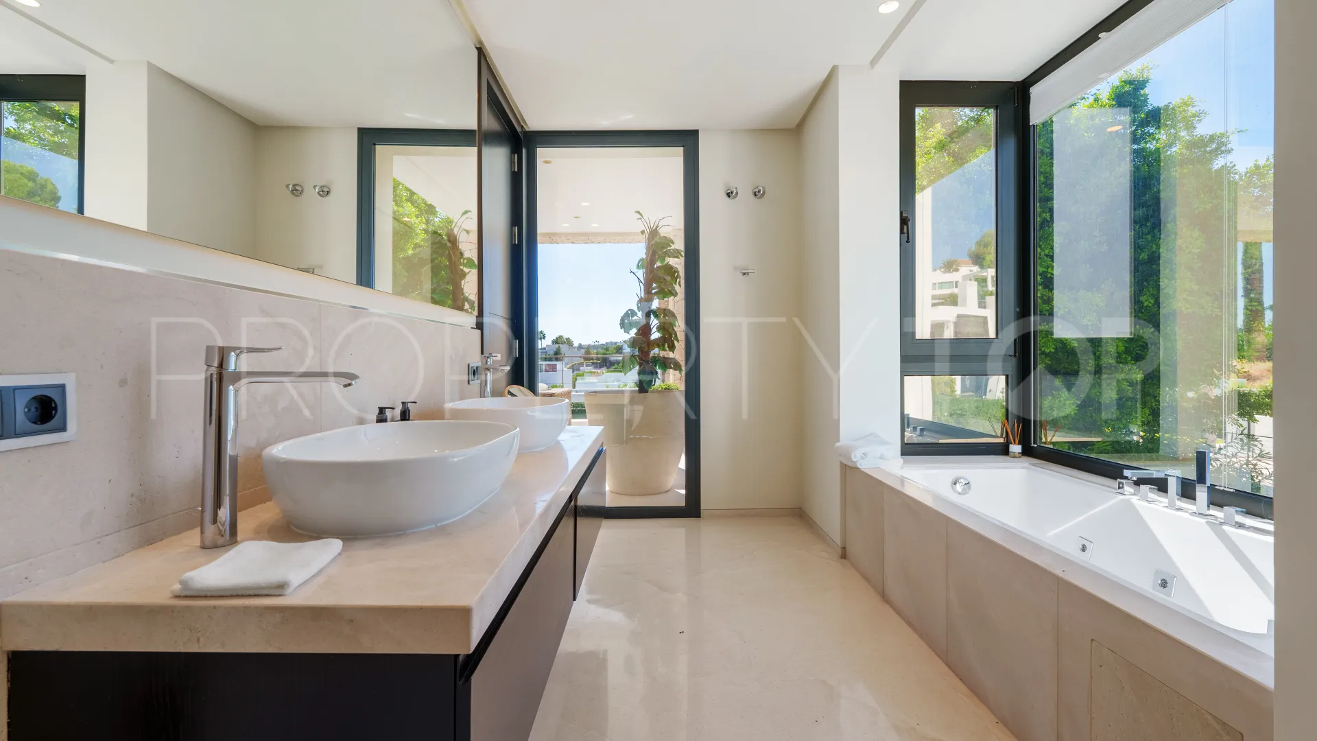 Villa with 6 bedrooms for sale in Nueva Andalucia