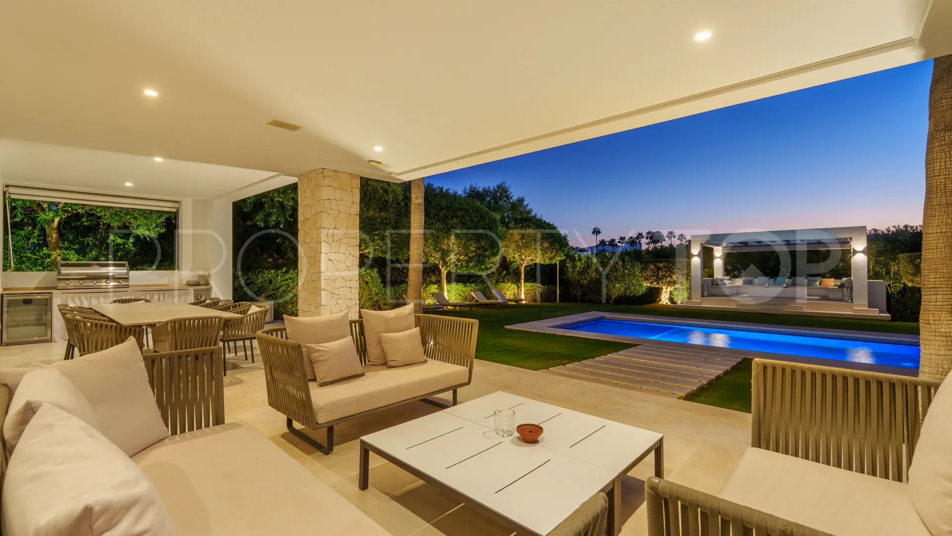 Villa with 6 bedrooms for sale in Nueva Andalucia