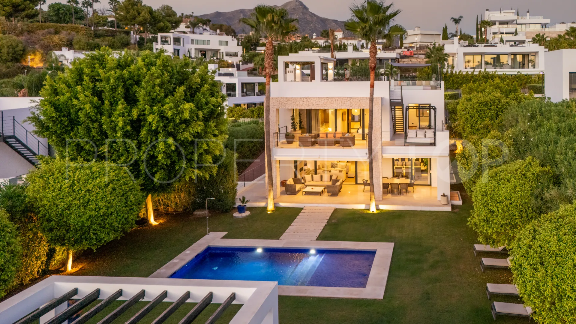 Villa with 6 bedrooms for sale in Nueva Andalucia