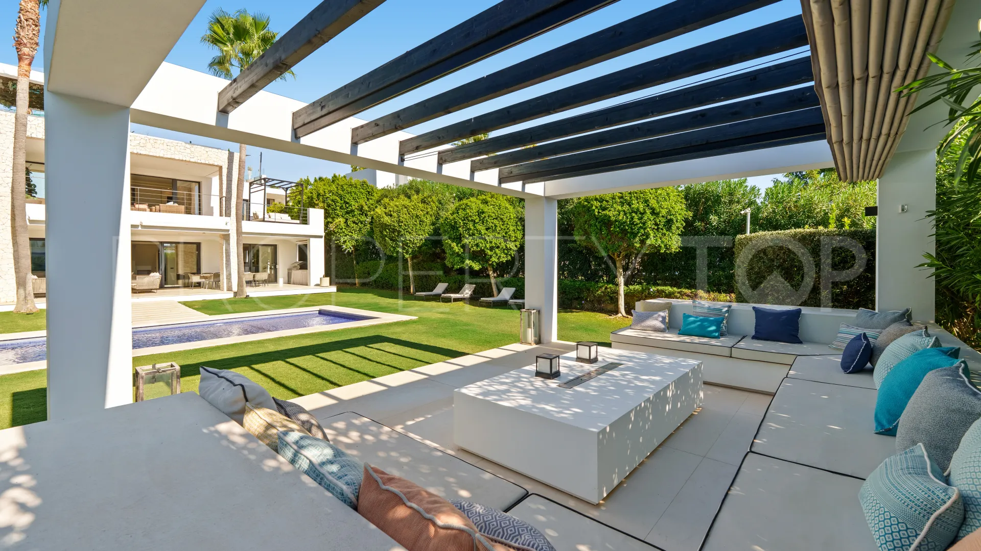 Villa with 6 bedrooms for sale in Nueva Andalucia