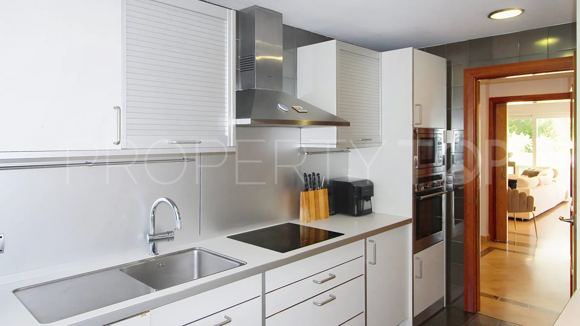 Ground floor apartment with 3 bedrooms for sale in El Embrujo Banús