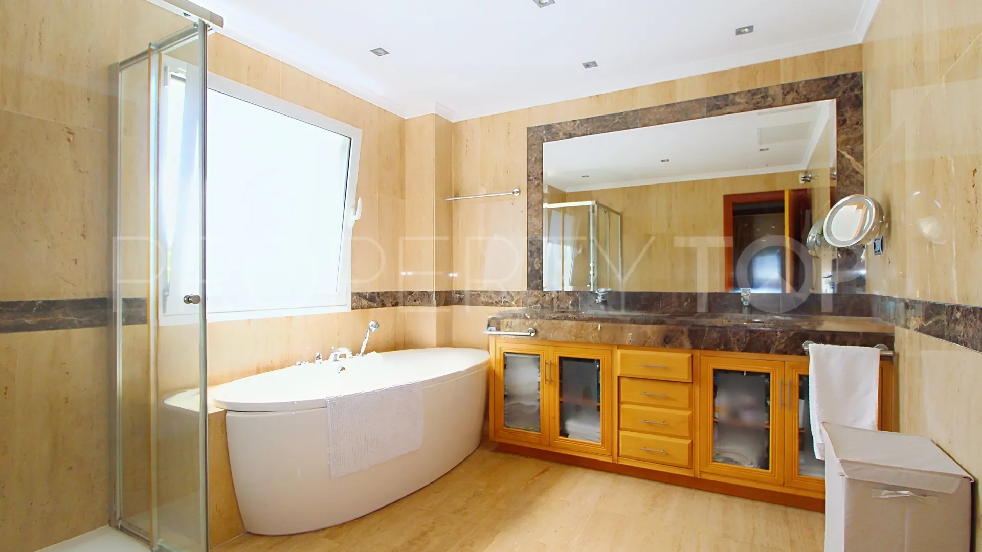 Ground floor apartment with 3 bedrooms for sale in El Embrujo Banús