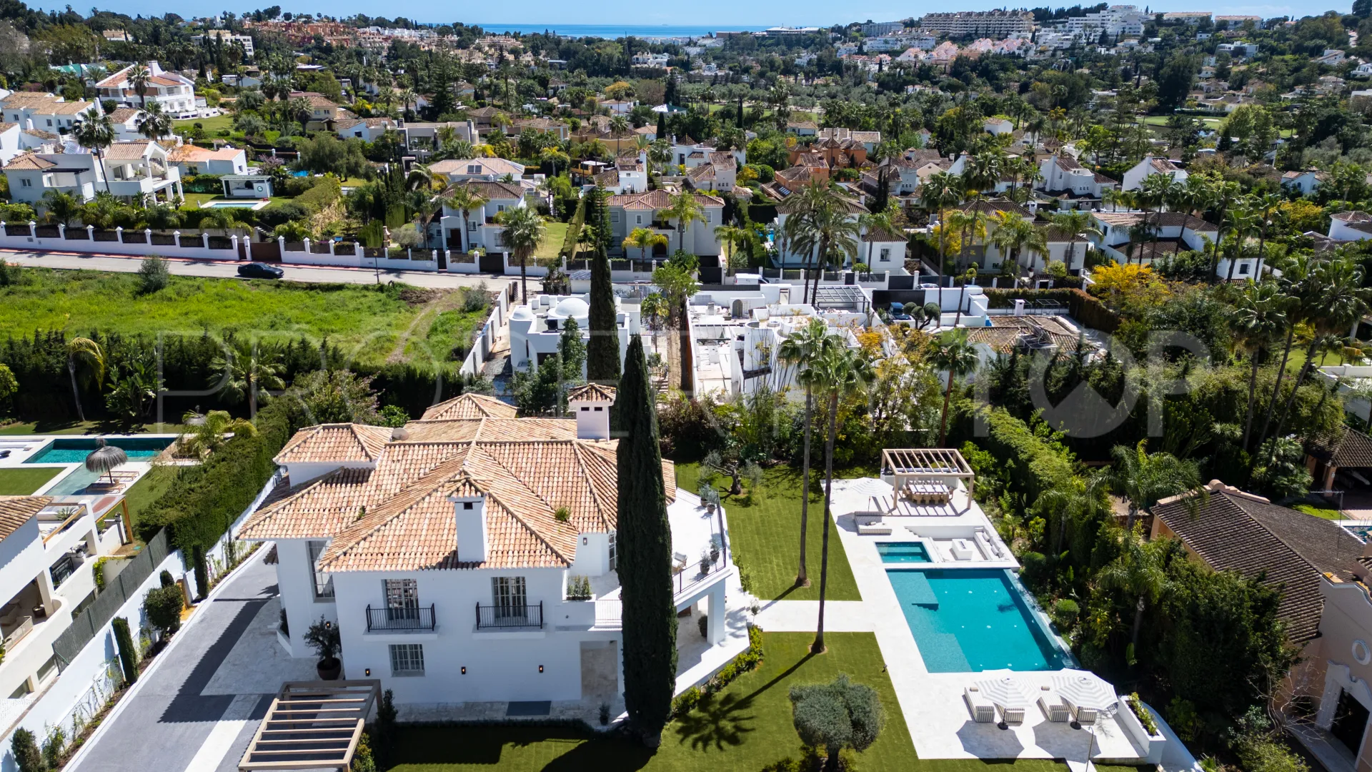 Comprar villa con 5 dormitorios en Nueva Andalucia