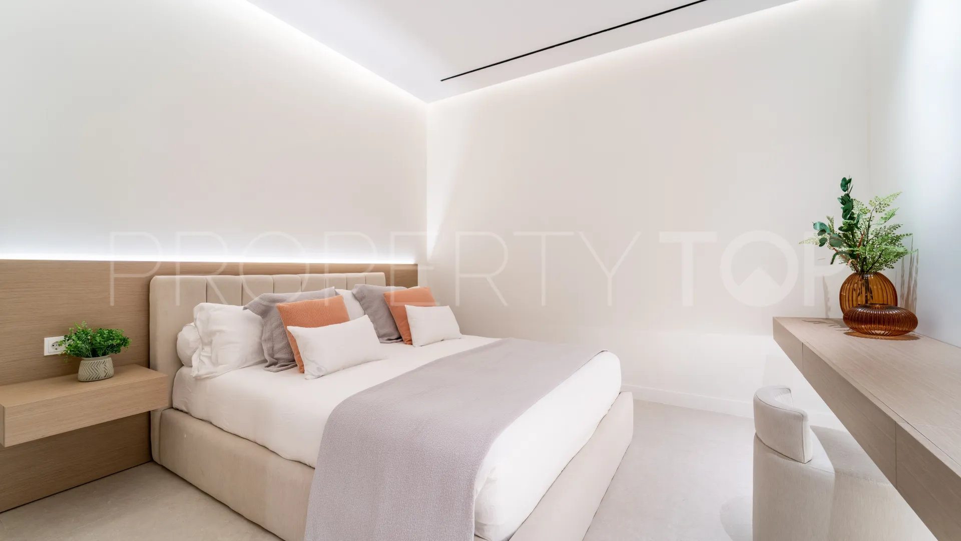 6 bedrooms villa in Los Monteros for sale