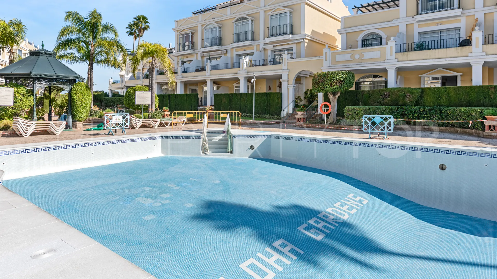 Buy ground floor apartment with 3 bedrooms in Aloha Gardens