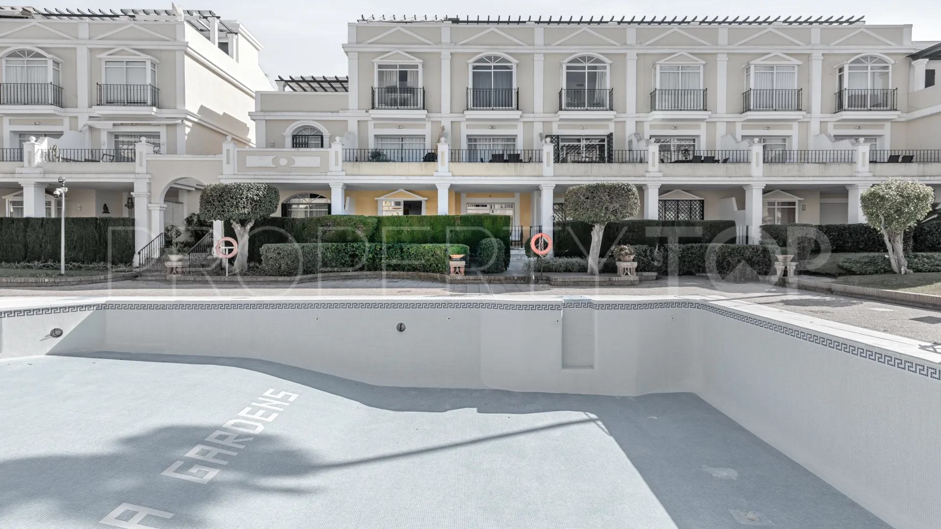 Buy ground floor apartment with 3 bedrooms in Aloha Gardens