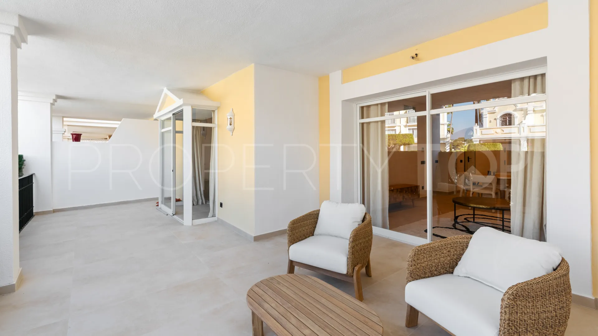 Buy ground floor apartment with 3 bedrooms in Aloha Gardens