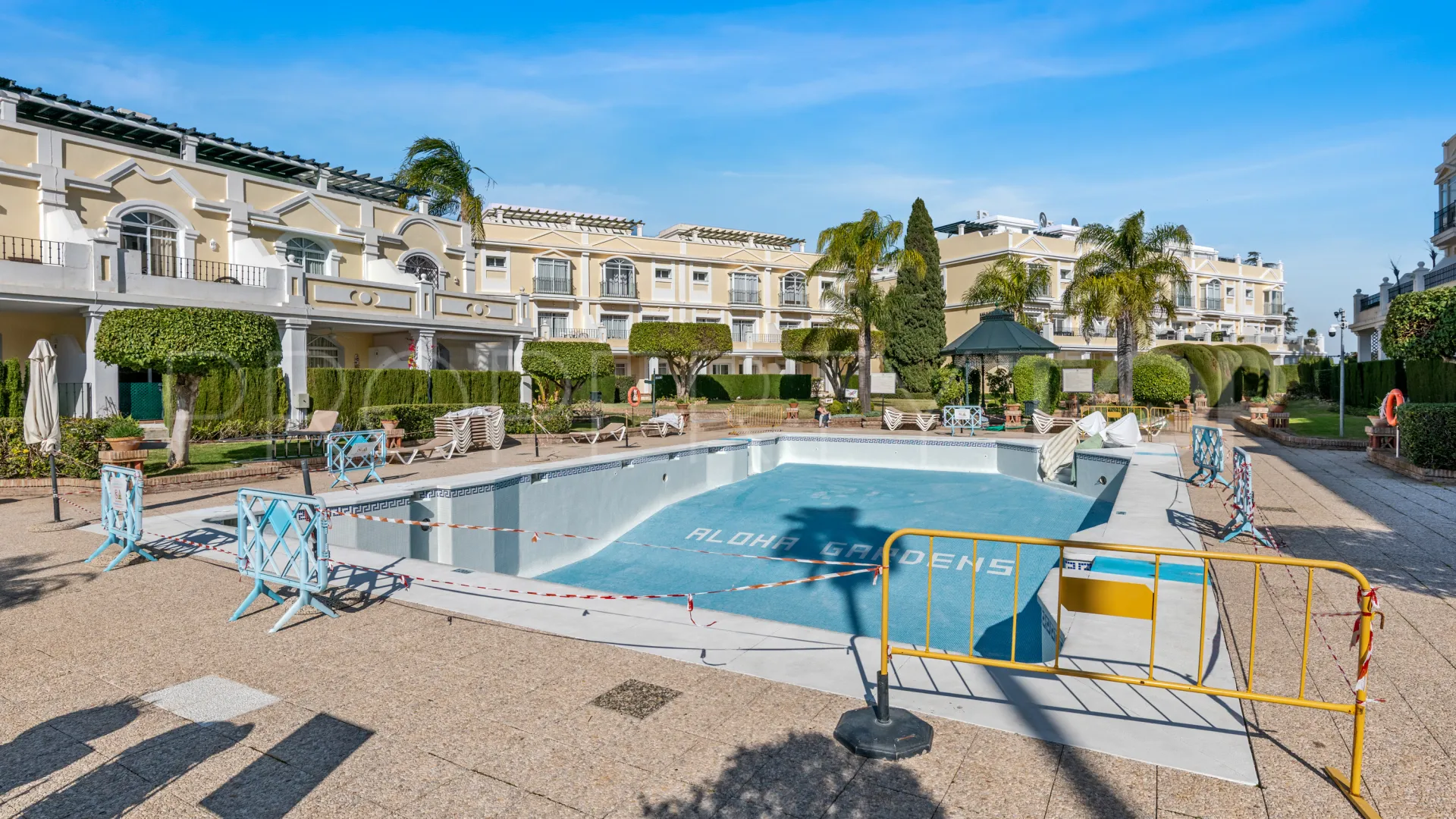 Buy ground floor apartment with 3 bedrooms in Aloha Gardens