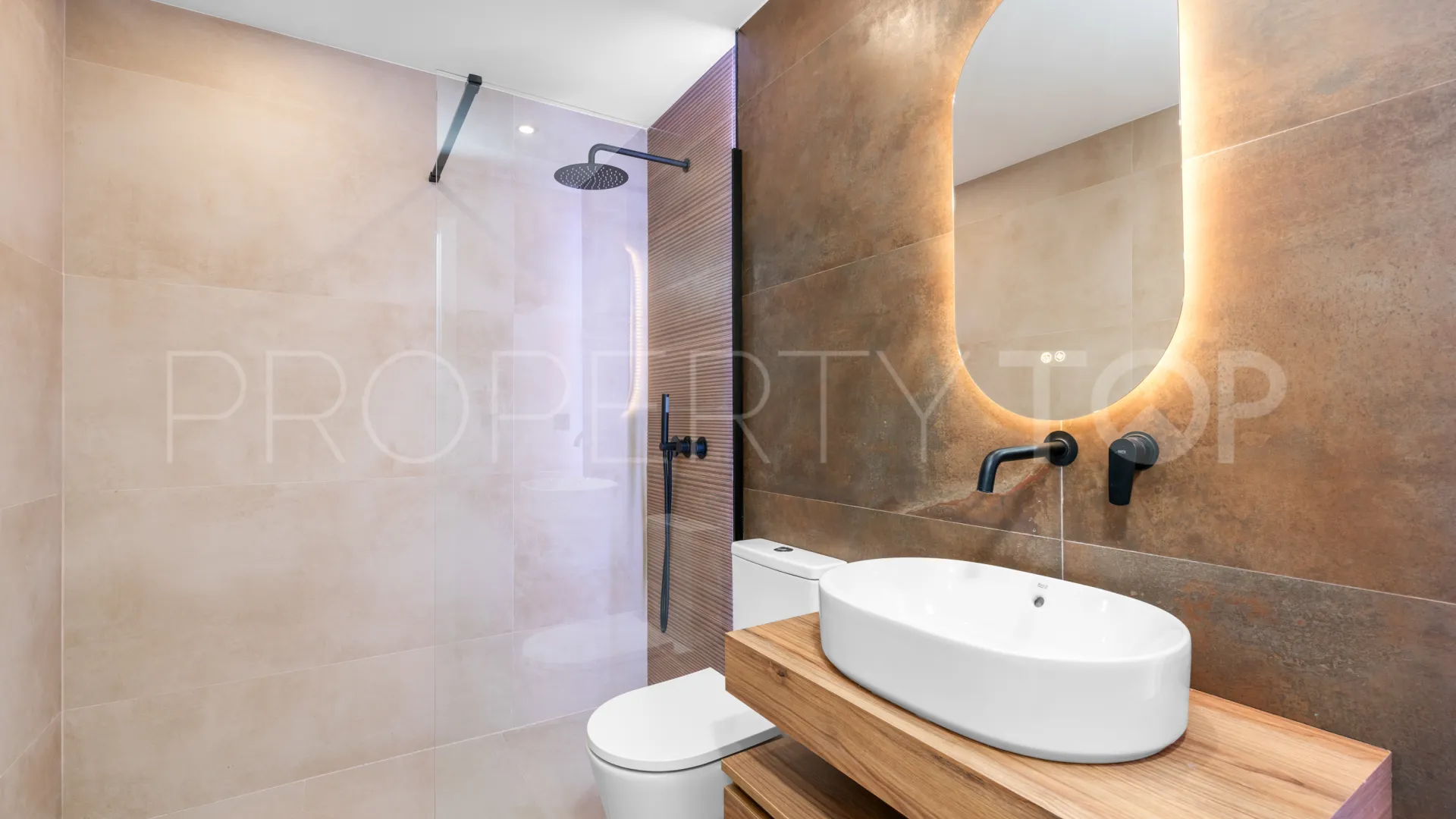Buy ground floor apartment with 3 bedrooms in Aloha Gardens