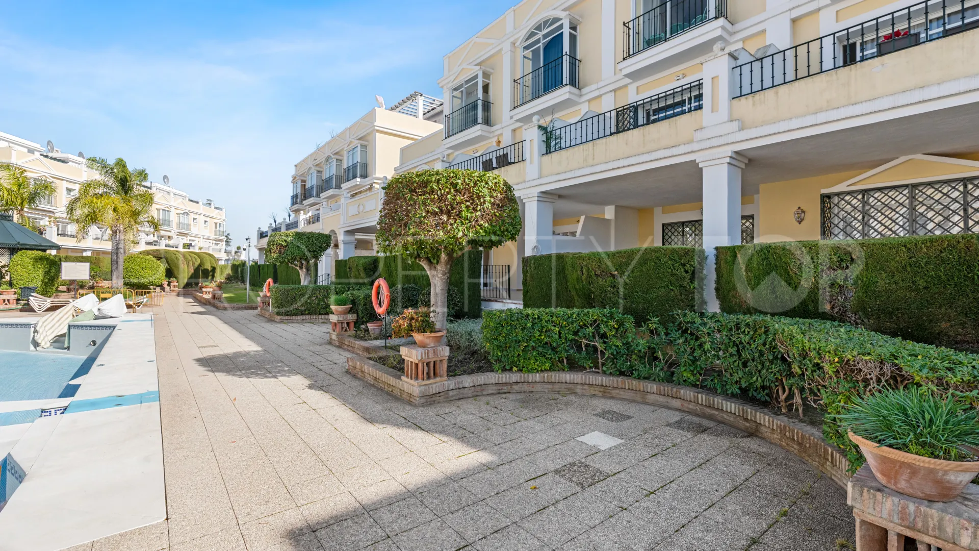 Buy ground floor apartment with 3 bedrooms in Aloha Gardens