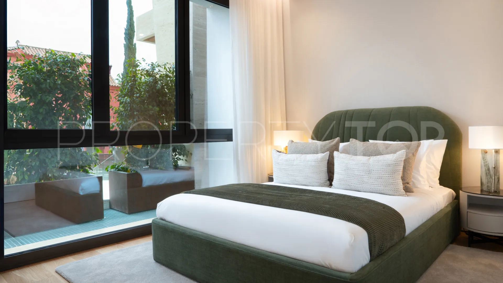 For sale ground floor duplex with 4 bedrooms in Epic Marbella