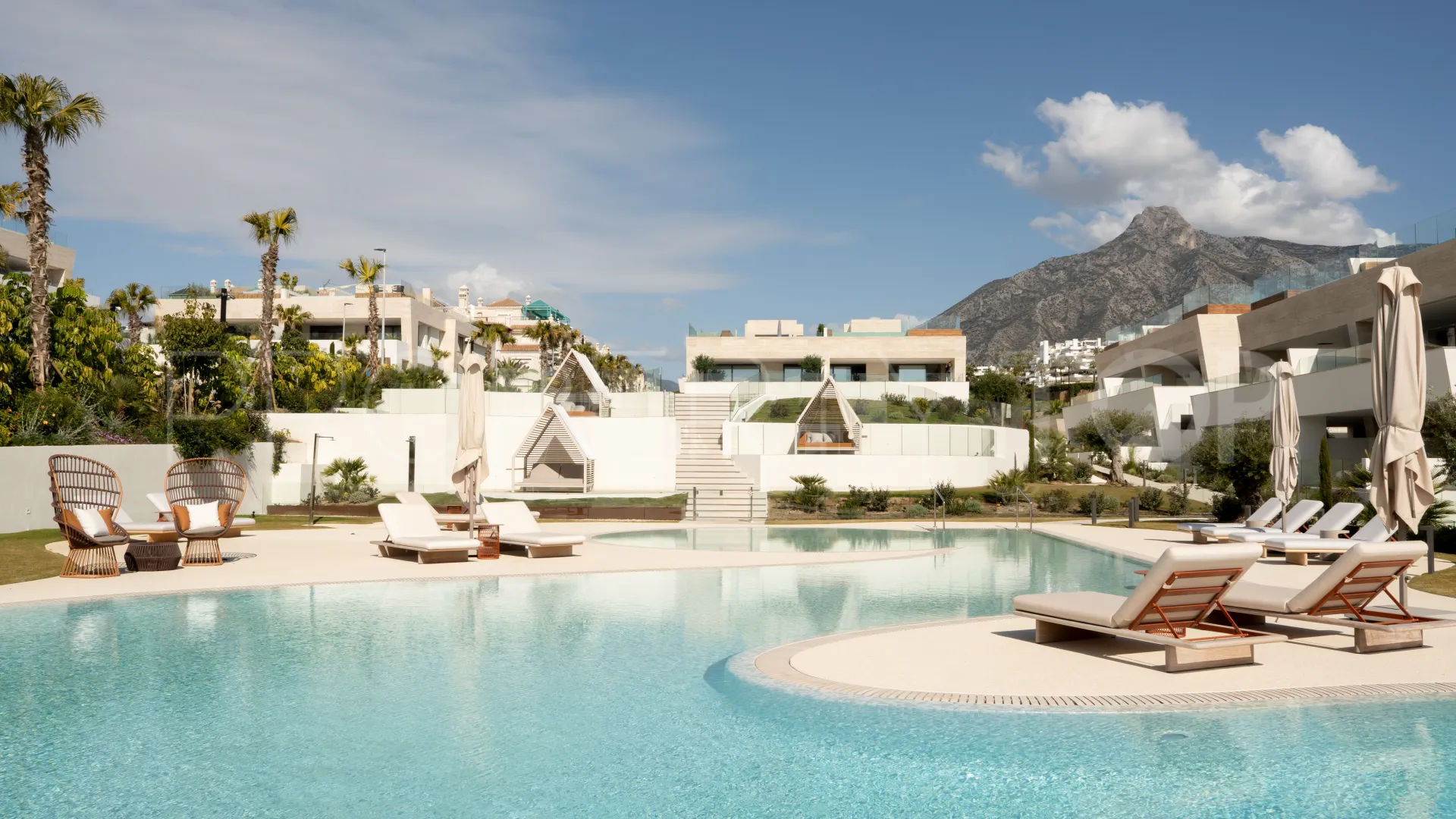 For sale ground floor duplex with 4 bedrooms in Epic Marbella