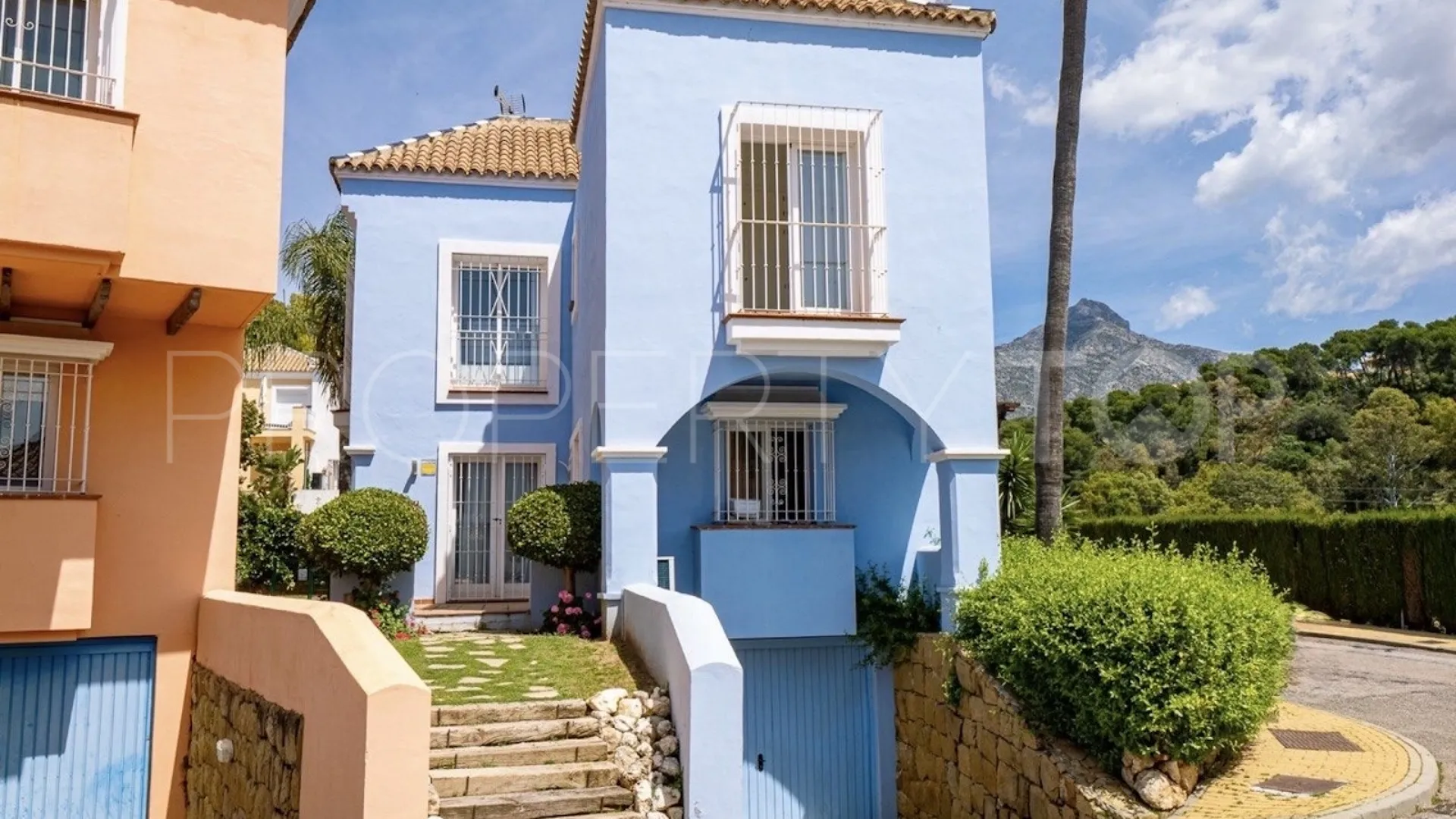 Buy town house in Aloha Lake Village