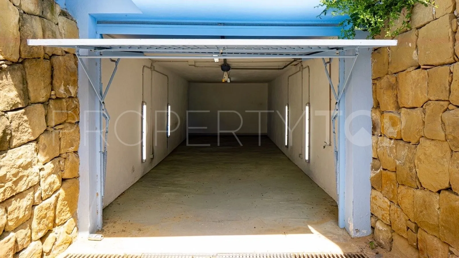 Buy town house in Aloha Lake Village